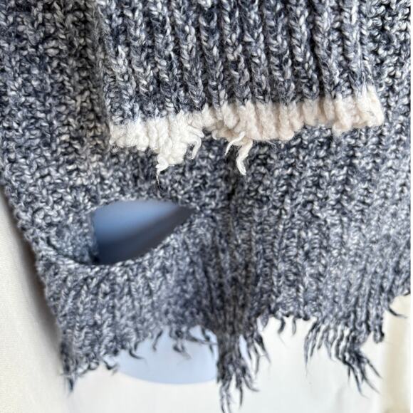 Wildfox Marled Soft Chunky Knit Distressed V-Neck Sweater with Fringe size M - Picture 9 of 10
